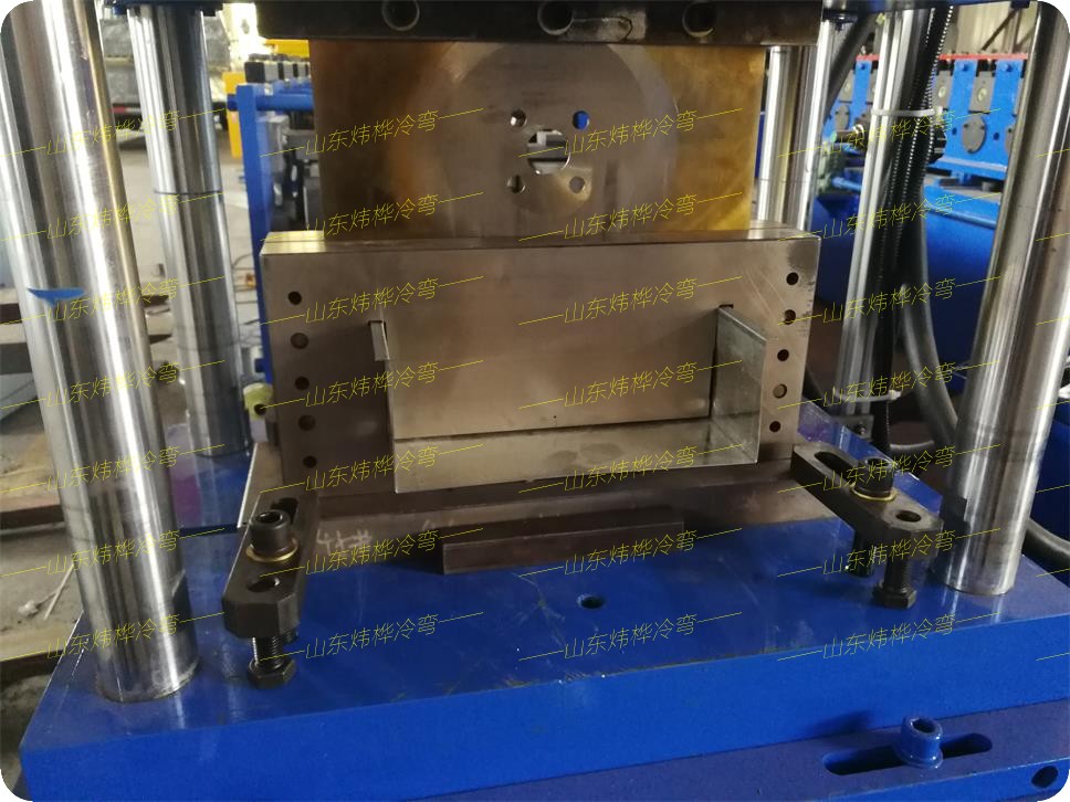 新型pz30配電箱成型設(shè)備 pz30配電箱流水線生產(chǎn) 每小時(shí)可生產(chǎn)約350個(gè)